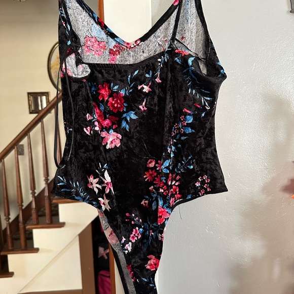 NWOT Forever21+ Velvet Floral Bodysuit - Picture 3 of 3